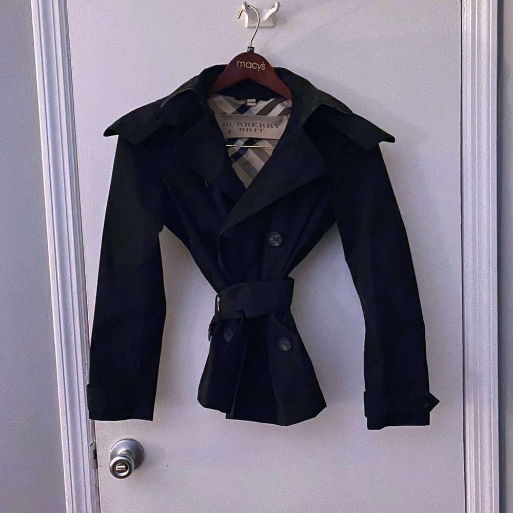 AUTHENTIC BURBERRY SHORT TRENCH, Size 4, belted and buttoned. Burberry trim hood